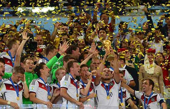 Fussballposter-„Germany lifts the 2014 FIFA World Cup“ von Agência Brasil